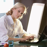 Innolux Lucia LED daglichtlamp op bureau bij werkplek