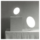 Twee Innolux Rondo LED lampen witte lichttherapie tafellampen op grijze achtergrond
