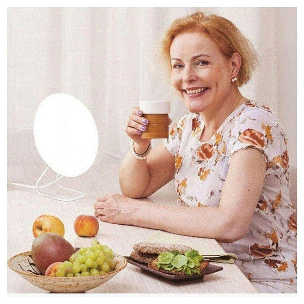 Innolux Rondo LED verlichte eettafel met vrouw en fruit voor lichttherapie