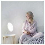Innolux Rondo LED tafellamp naast bed voor winterdepressie behandeling