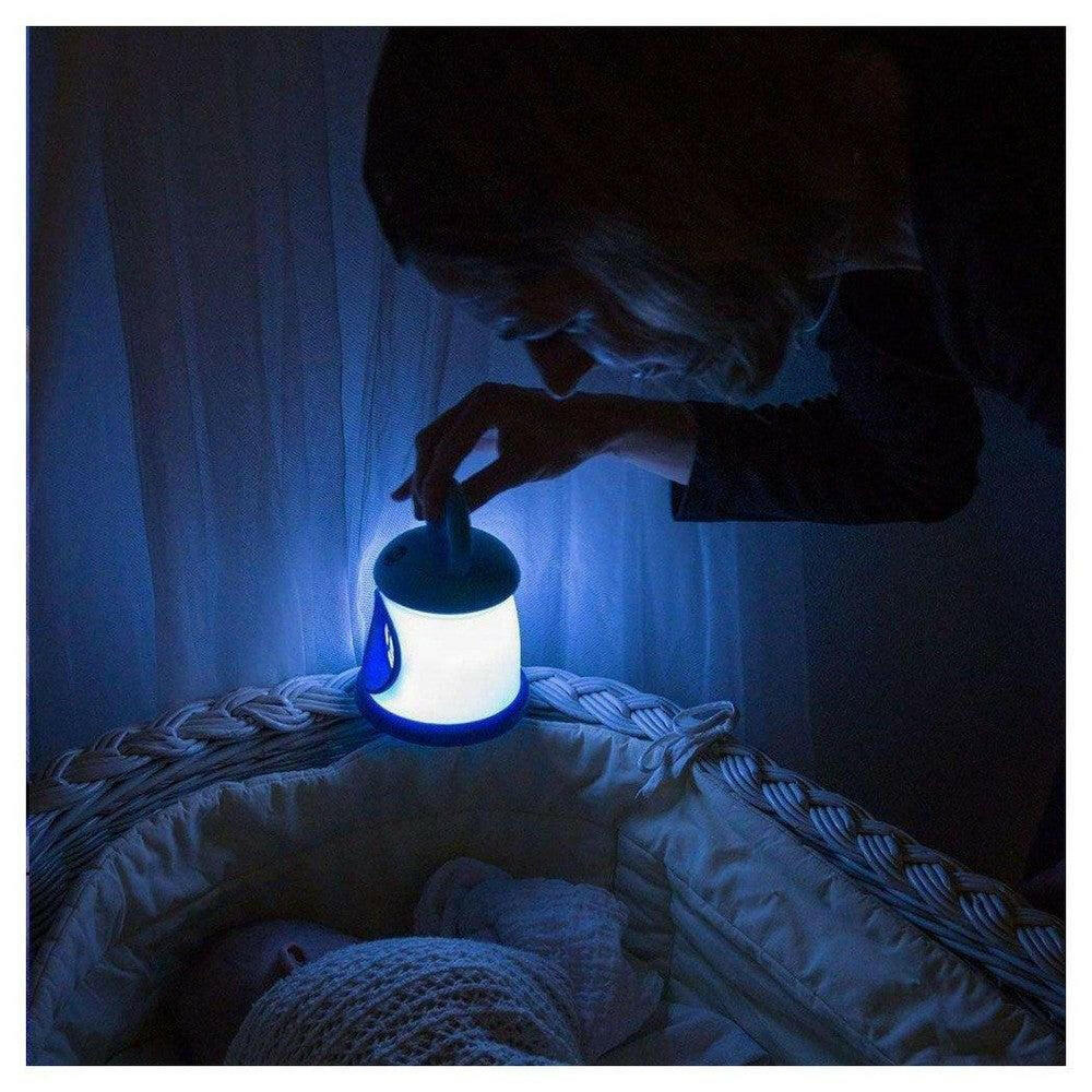 Verlichte Kid'Sleep Lantaarn nachtlampje geplaatst op wiegrand bij slapend kind