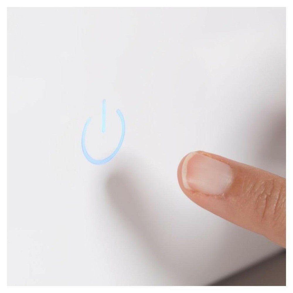 Touchscreen power-symbool blauw verlicht op witte oppervlakte