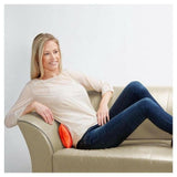 Oranje Lanaform warmtekussen achter rug op bank