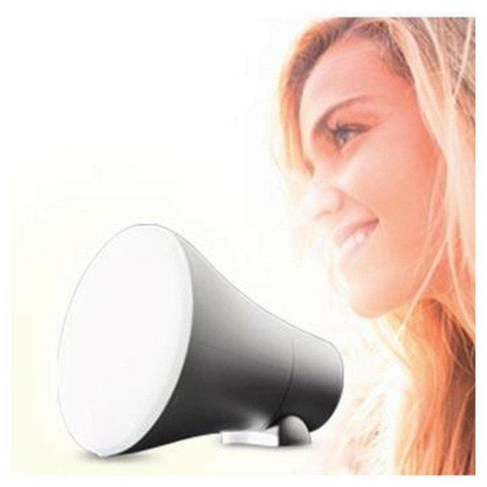 Vrouw gebruikt Lanaform daglichtlamp voor energieboost