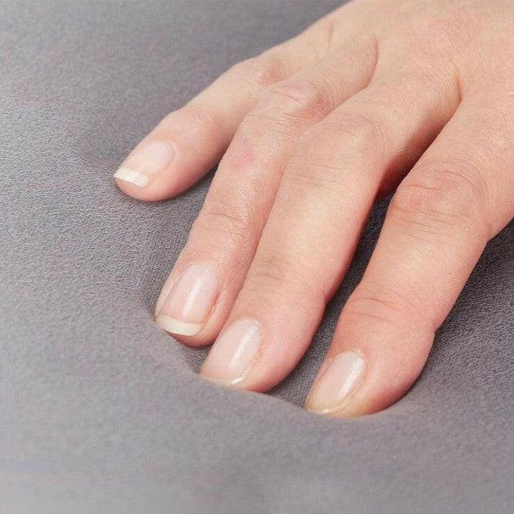 Hand drukt op zachte fluwelen stof van massagekussen textuur