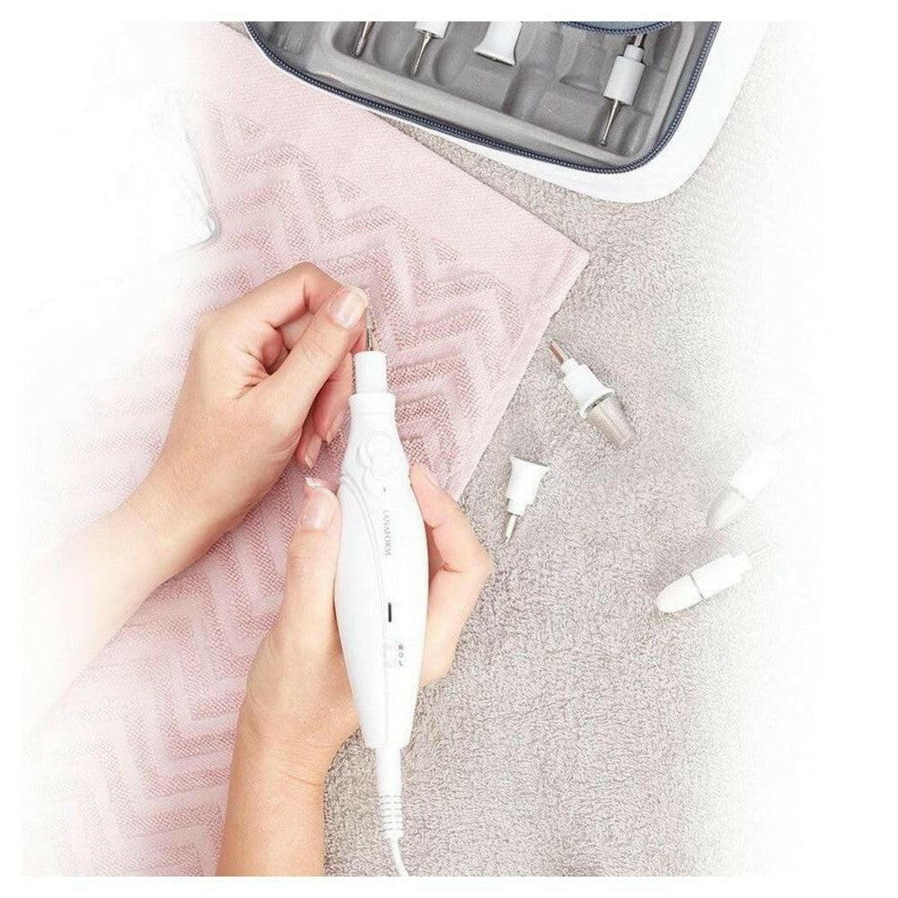 Lanaform manicure- en pedicureset met apparaat, diverse opzetstukken en grijze draagtas op roze handdoek