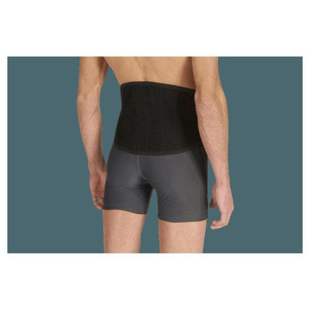 Achterzijde zwarte elastische rugbrace met geribbelde textuur op mannelijk model