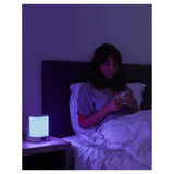 Lanaform wake-up light met paars schemeringslicht op nachtkastje bij bed