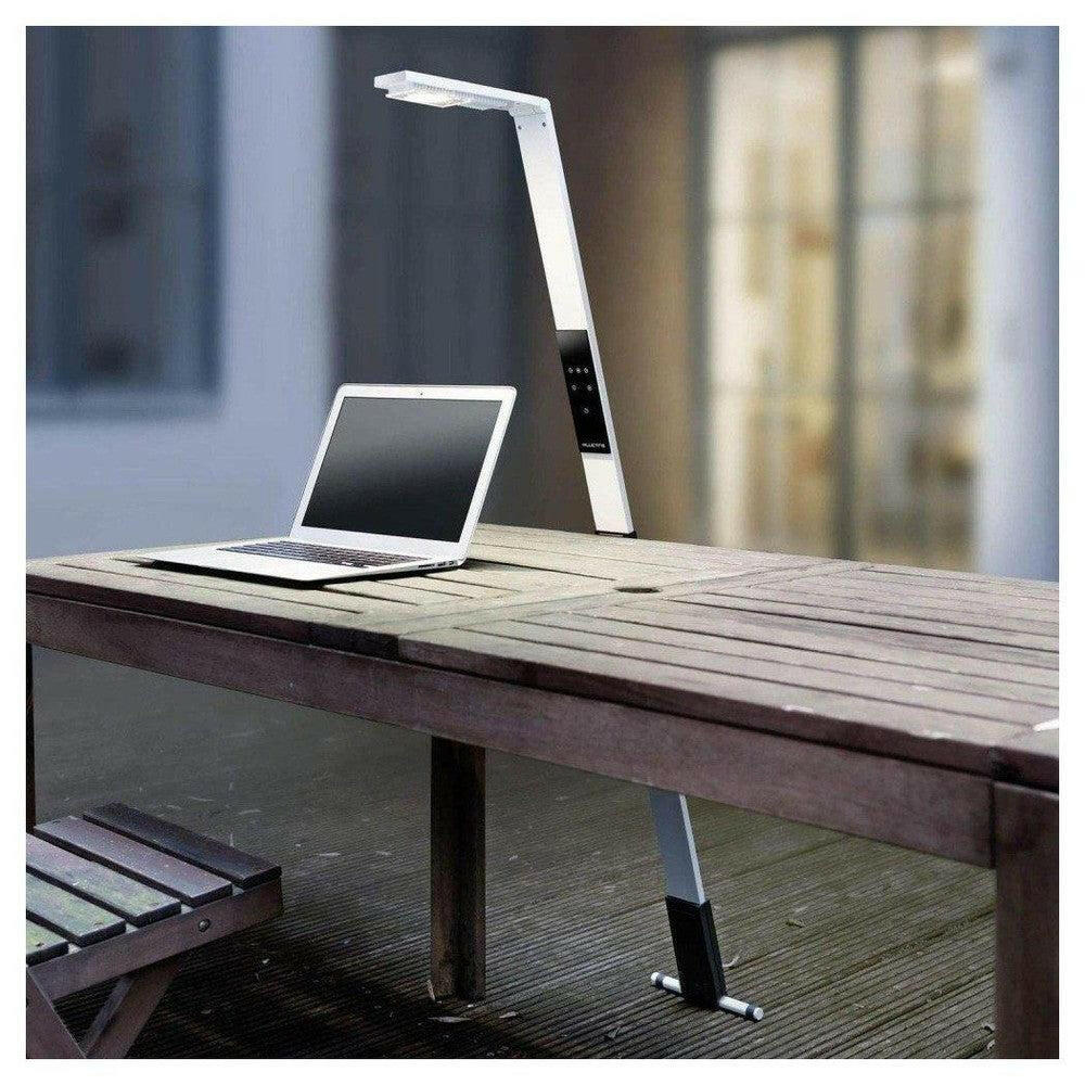 Witte LED-lamp met touchscreen verlicht laptop toetsenbord