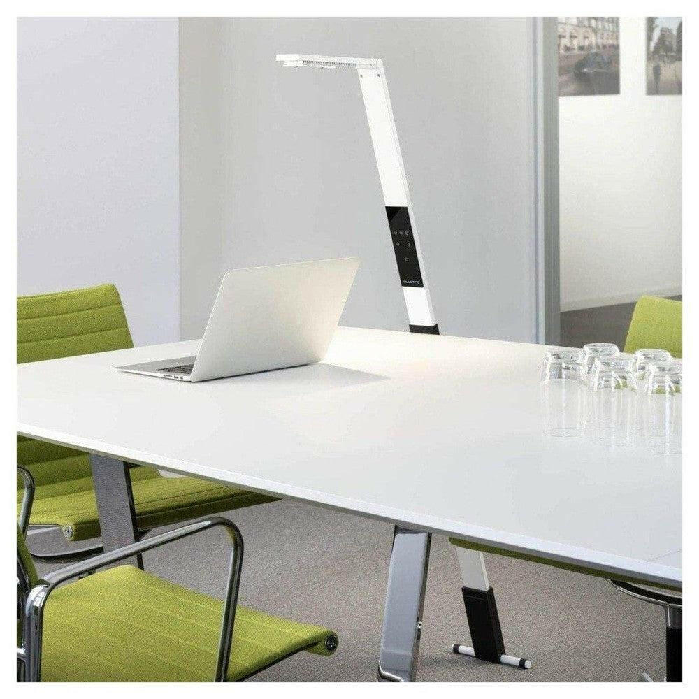 Luctra Flex witte draagbare LED bureaulamp met touchscreen op vergadertafel