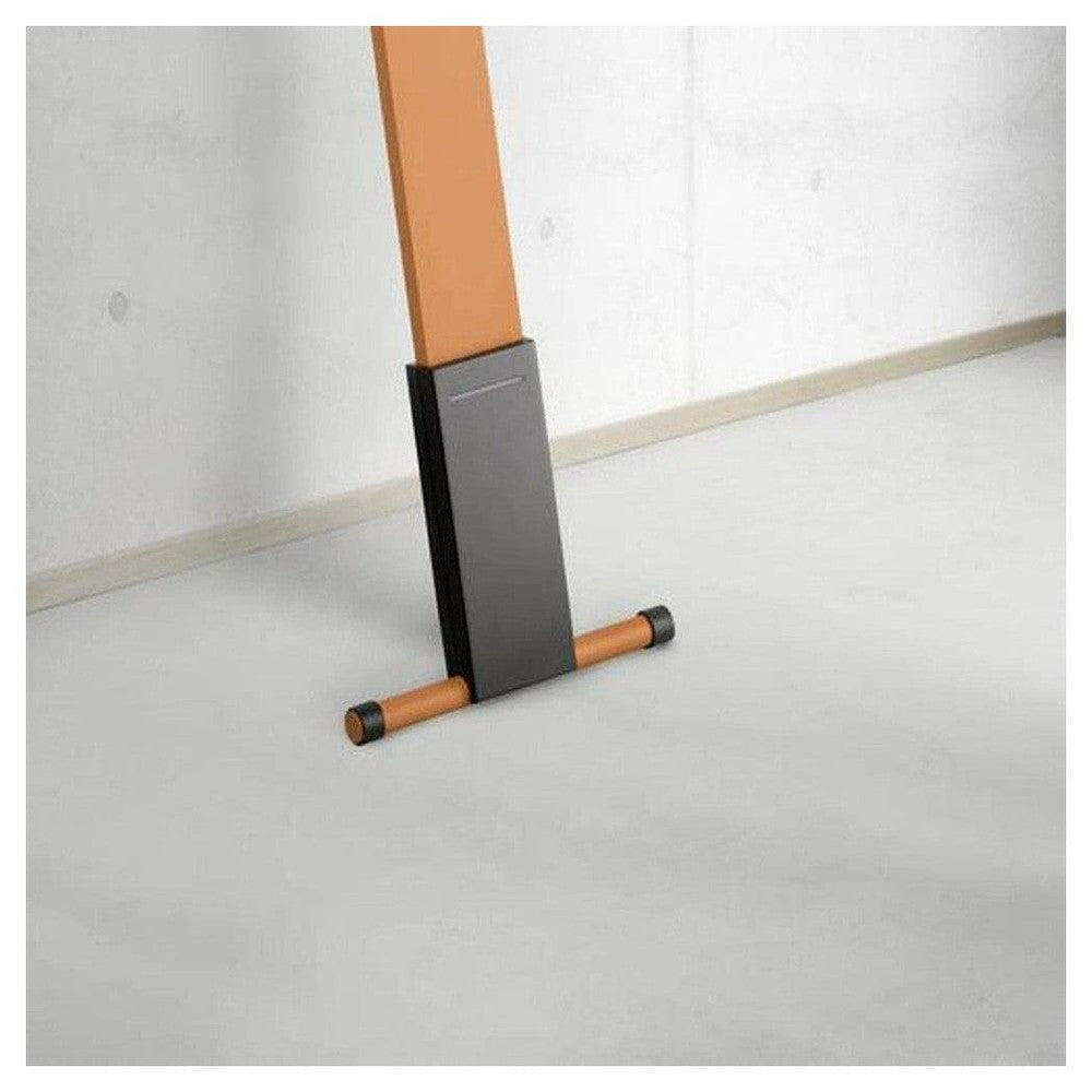 Onderkant houtkleurige steel Luctra Flex lamp met stabiel zwart voetstuk