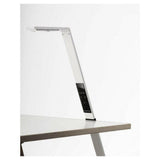 Witte LED-lamp vastgezet aan bureau rand met touchscreen