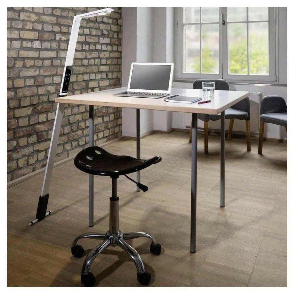 Luctra Flex witte draagbare LED lamp in kantooromgeving naast bureau