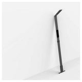 Zwarte slanke LED-lamp met touchscreen en T-voet studio