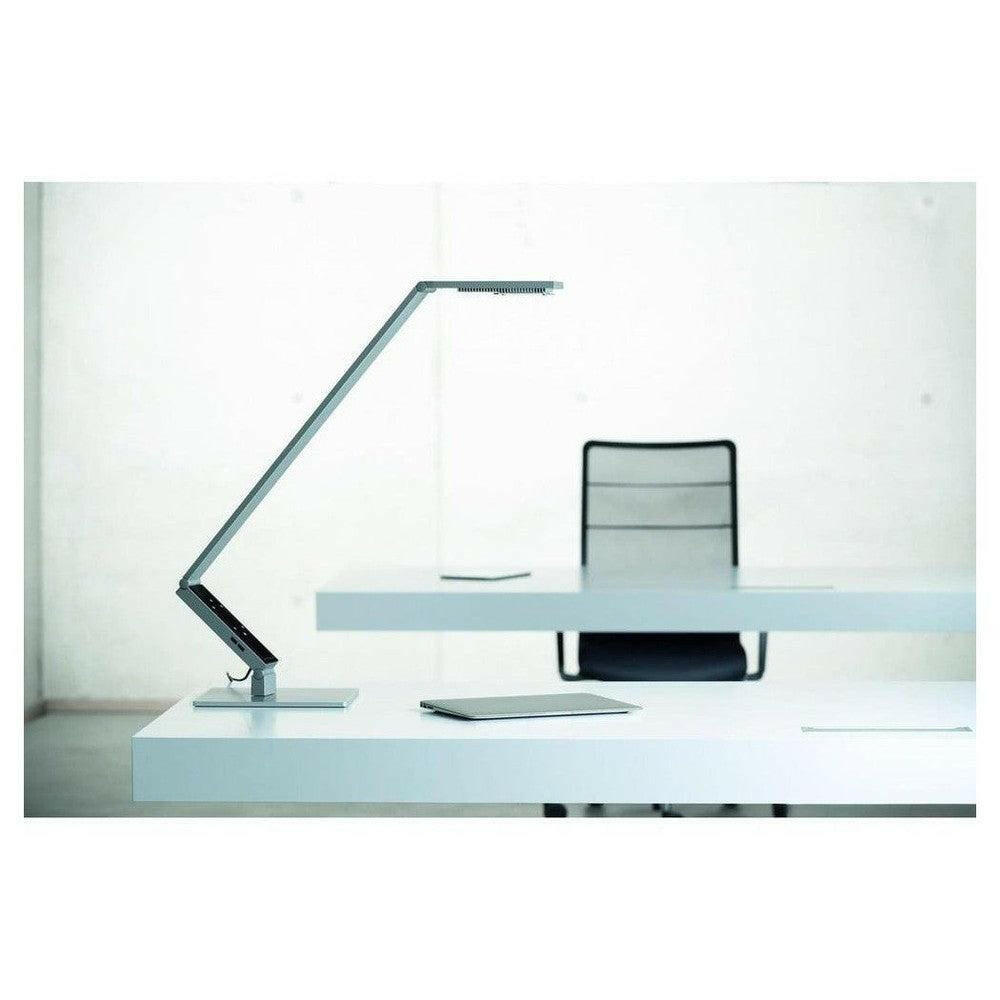 Zijaanzicht van grijze Luctra Linear bureaulamp met flexibele scharnieren