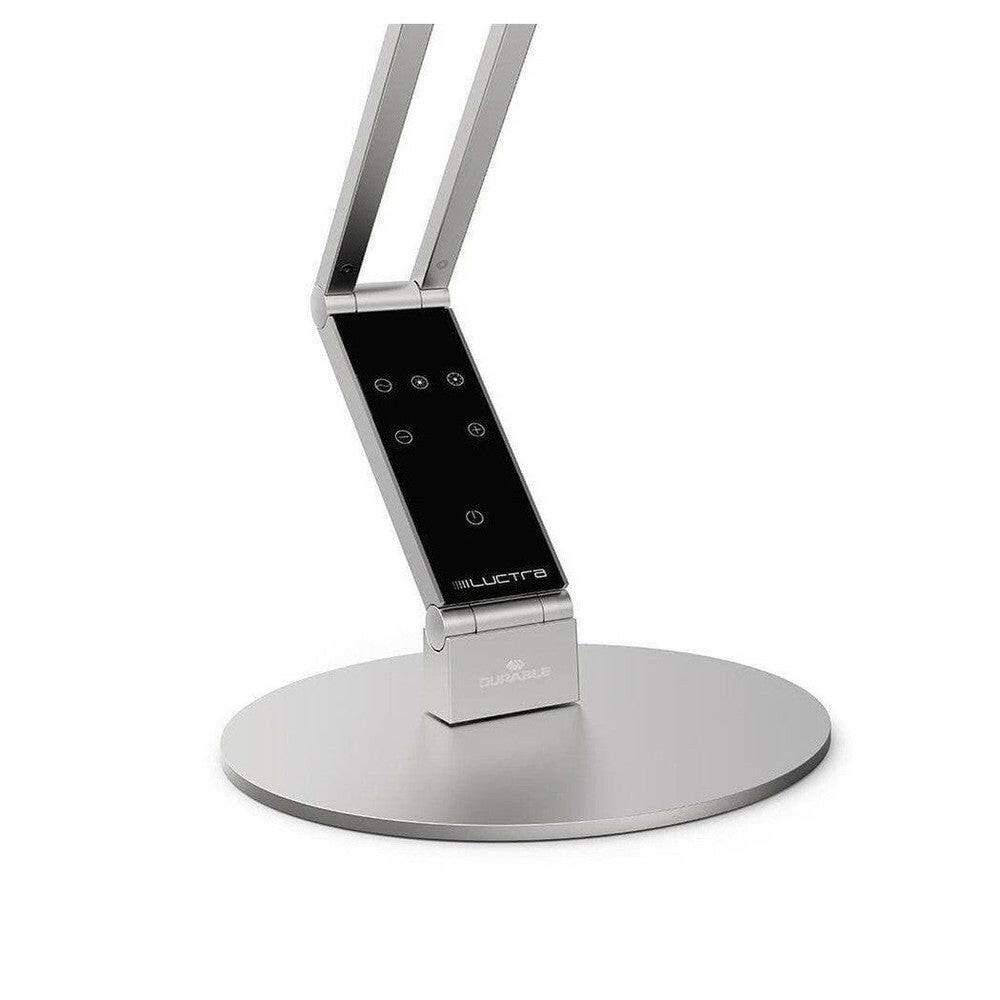 Detail van bedieningsknoppen en merknaam op zilveren Luctra lamp