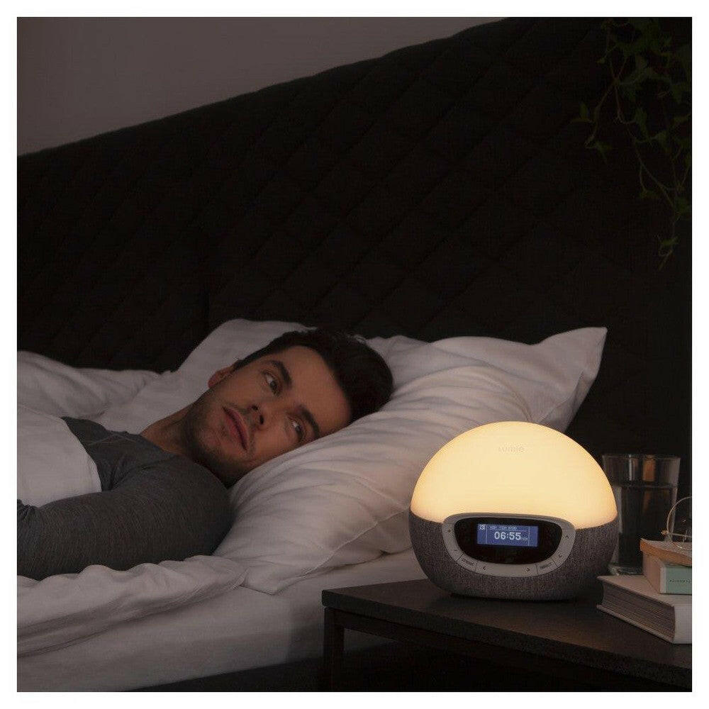 Lumie Bodyclock Shine 300 wekker met warmwit licht op nachtkastje in slaapkamer