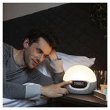 Man wijst naar bedieningspaneel Lumie Bodyclock Shine 300 wake-up light