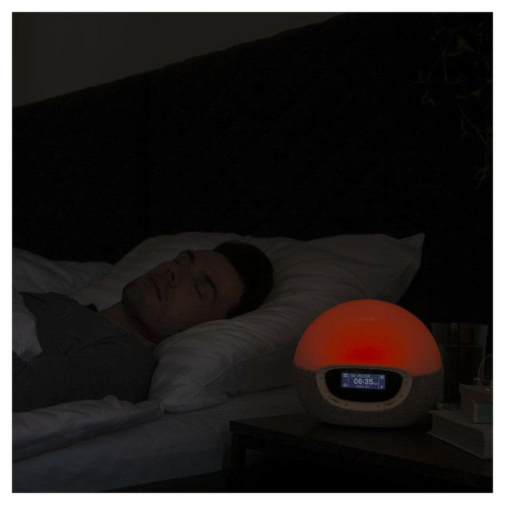 Lumie Bodyclock Shine 300 oranje-rode avondlicht sfeer naast slapende persoon