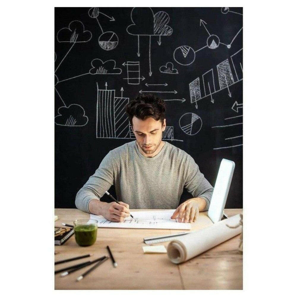 Lumie Vitamin L daglichtlamp op bureau voor focus en concentratie