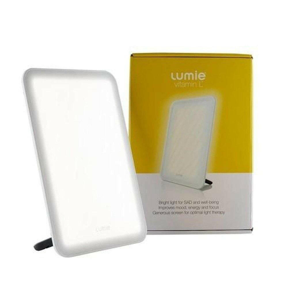 Lumie Vitamin L daglichtlamp naast originele verpakking