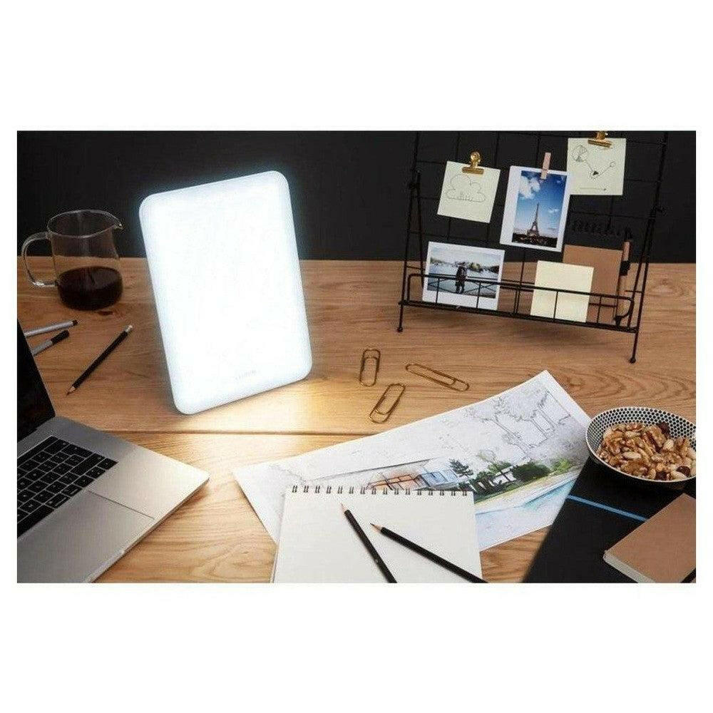 Lumie Vitamin L daglichtlamp op bureau naast laptop voor werkplek