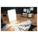 Lumie Vitamin L daglichtlamp op bureau naast laptop voor werkplek
