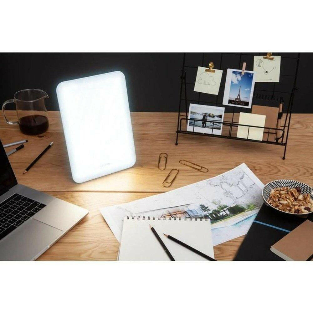 Lumie Vitamin L lamp op houten bureau