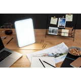 Lumie Vitamin L lamp op houten bureau