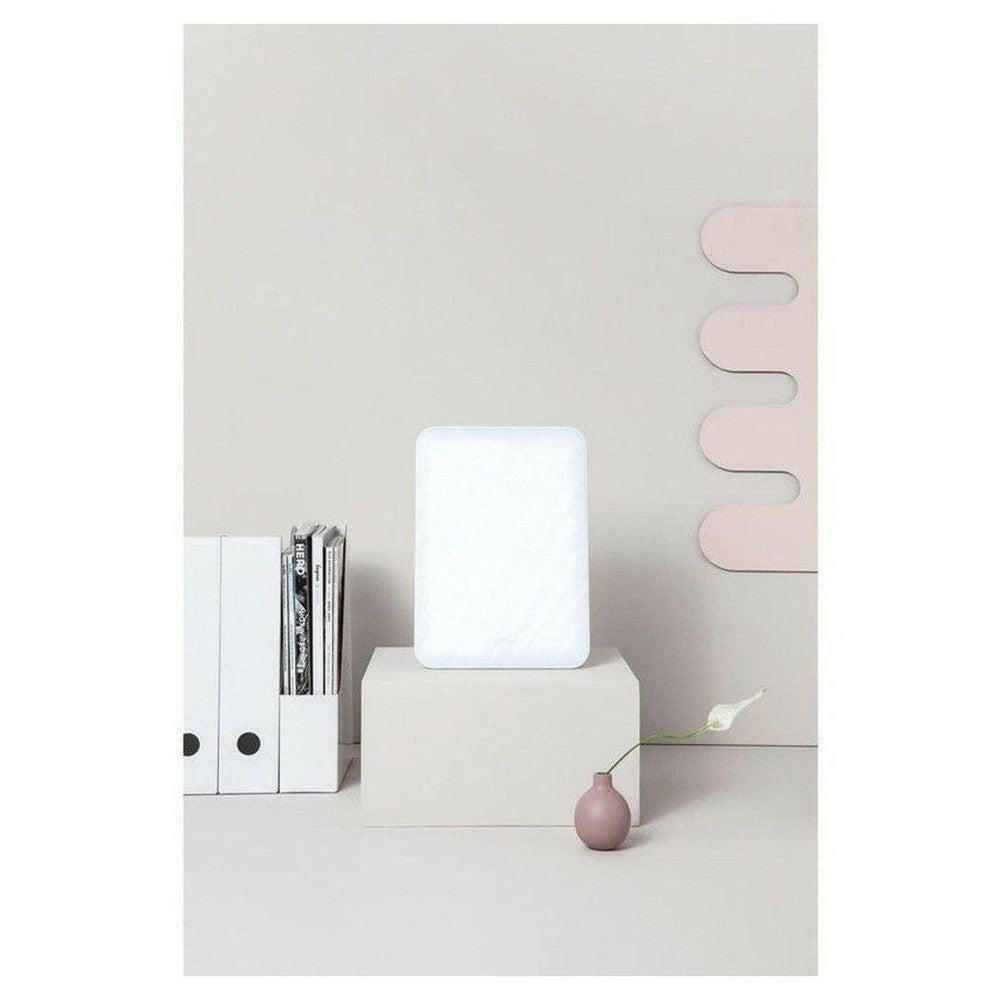 Stijlvolle witte Lumie Vitamin L lamp in woonkamer interieur
