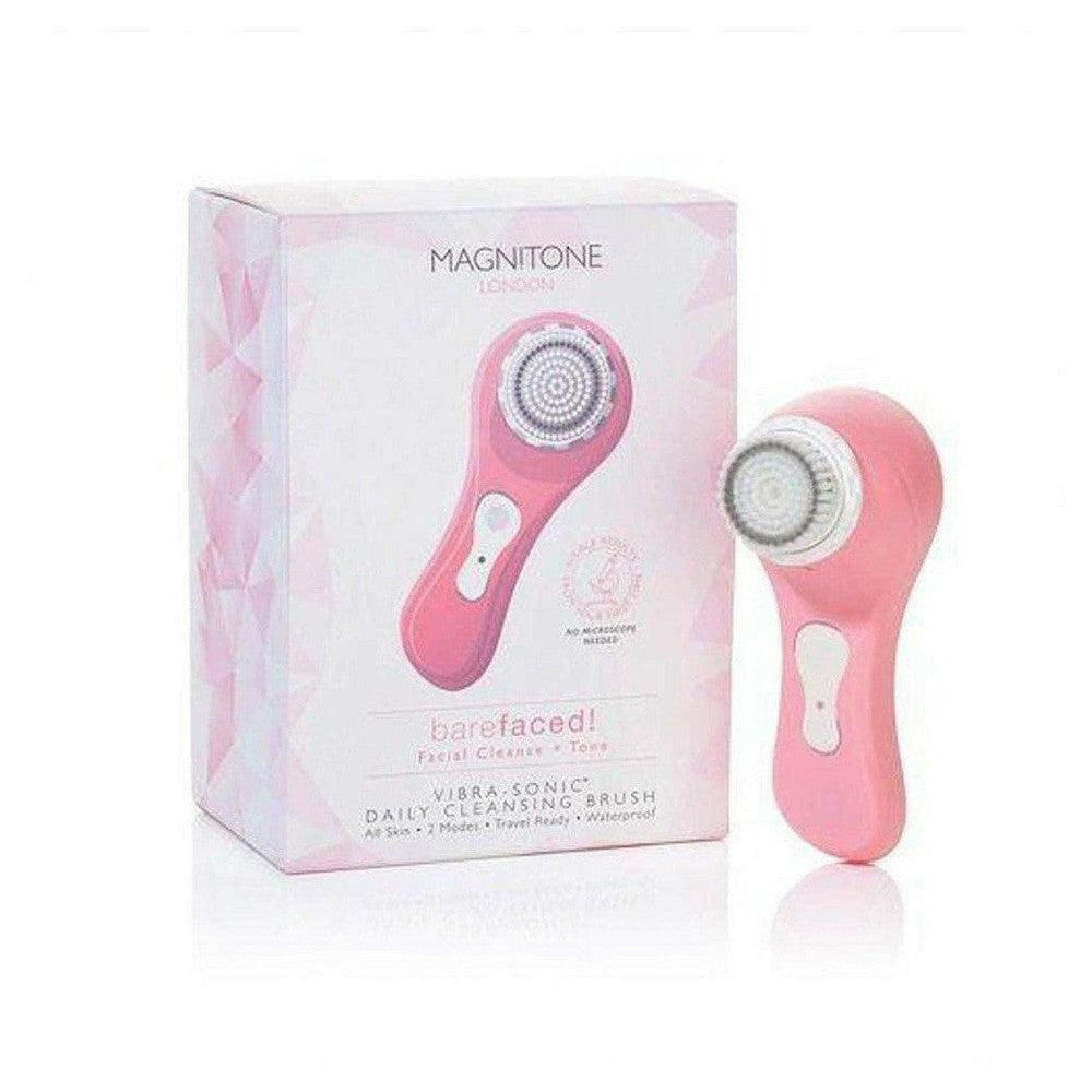 roze Magnitone Barefaced gezichtsborstel naast verpakking met productnaam