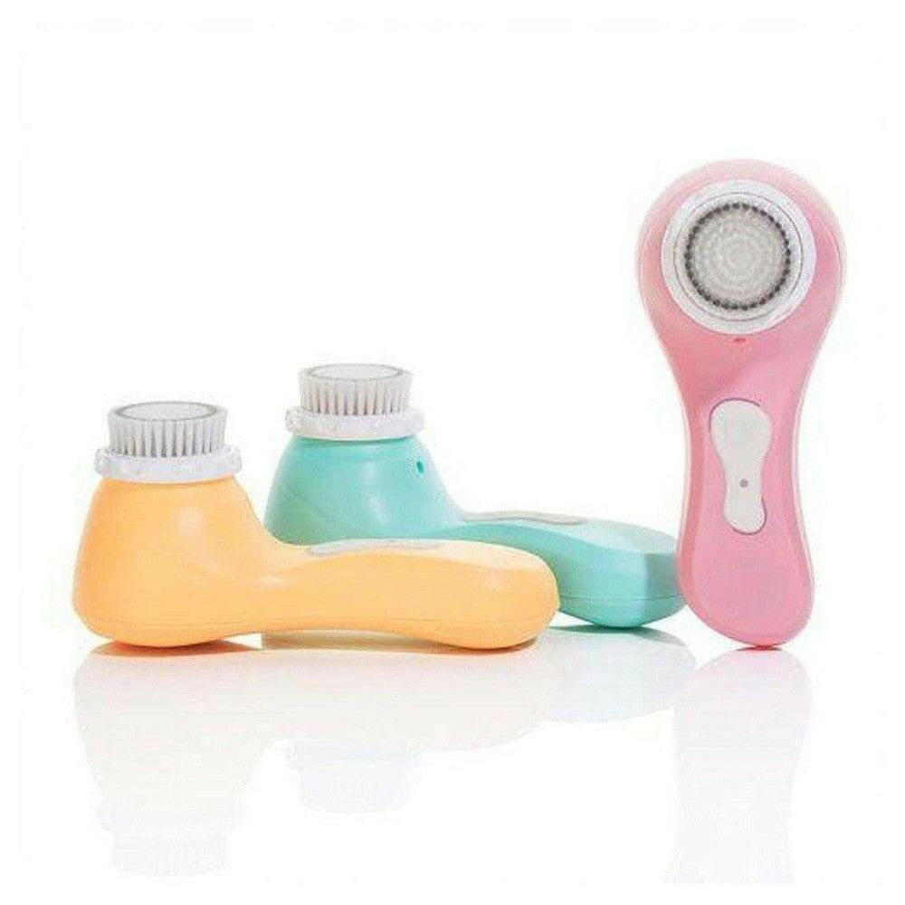 drie gekleurde Magnitone Barefaced gezichtsborstels: roze, oranje en turkoois