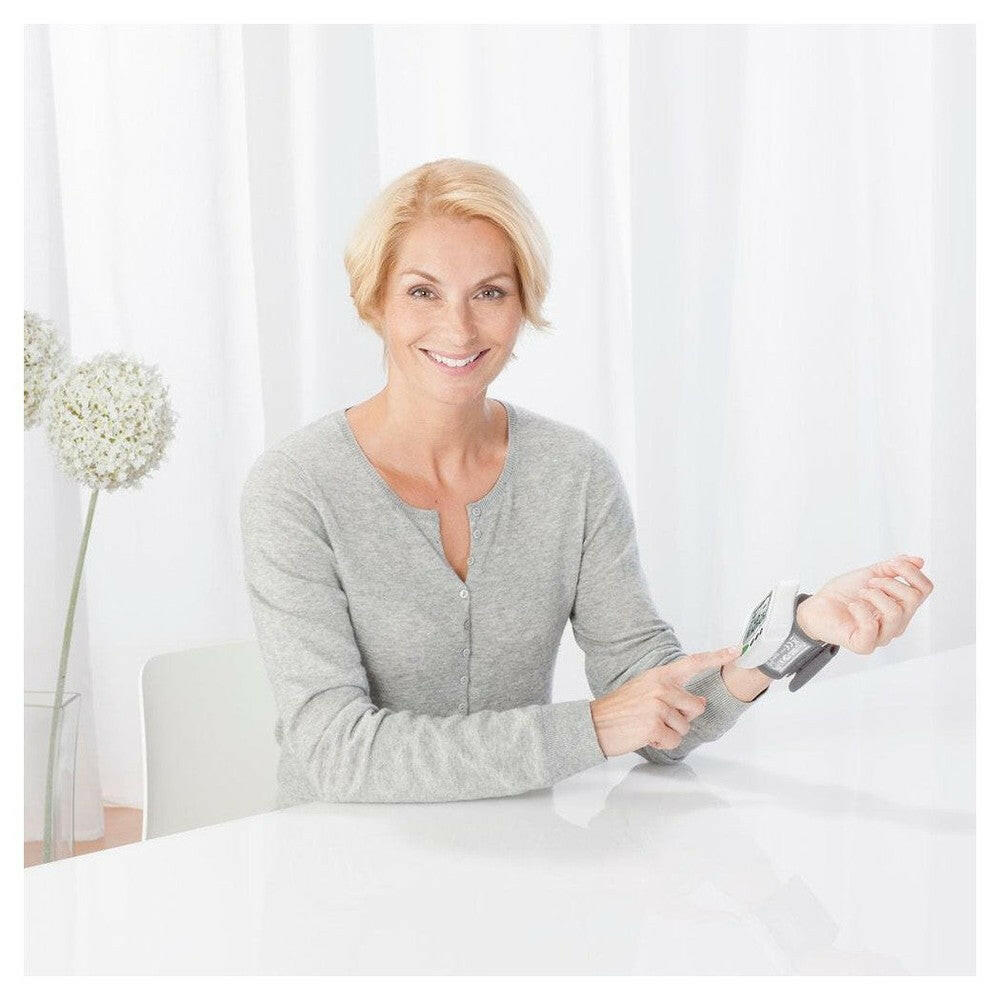 Vrouw meet bloeddruk met Medisana BW 315 polsbloeddrukmeter thuis