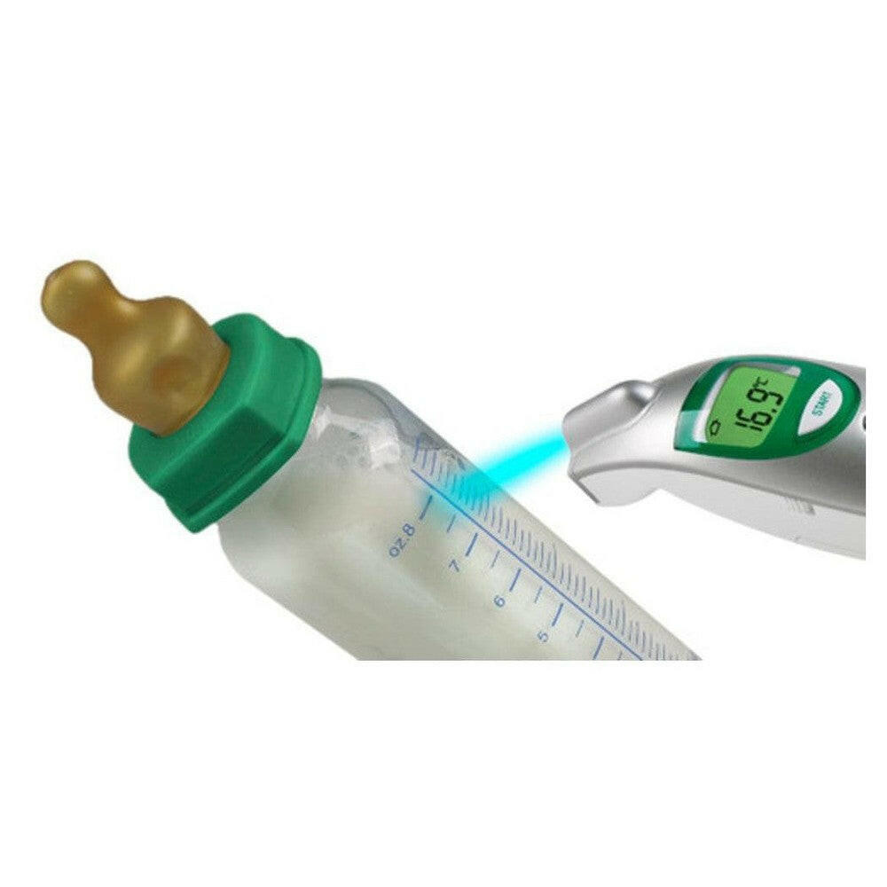 Infraroodthermometer meet temperatuur van babyfles met blauwe lichtstraal