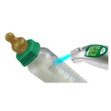 Infraroodthermometer meet temperatuur van babyfles met blauwe lichtstraal