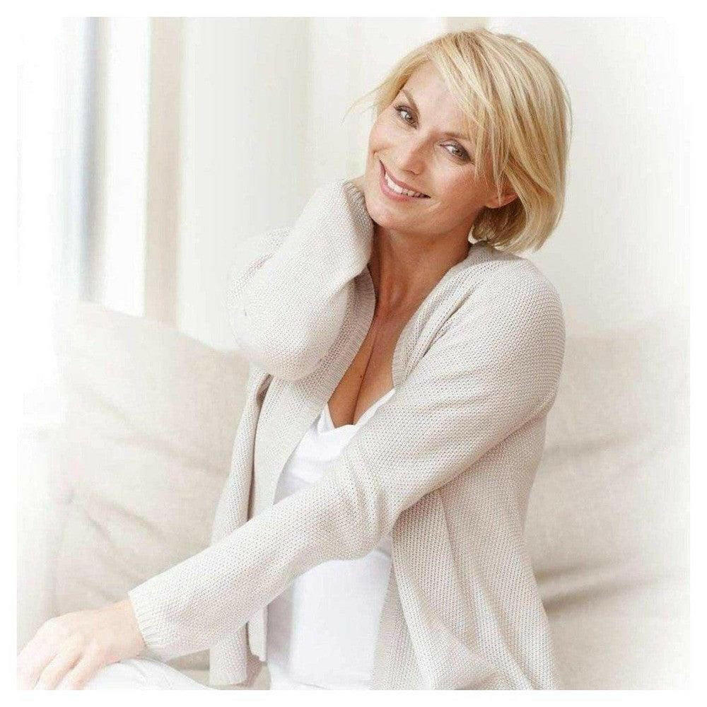 Vrouw in comfortabele gebreide cardigan in licht interieur