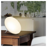 Medisana LT 500 daglichtlamp warmwit licht op houten tafel
