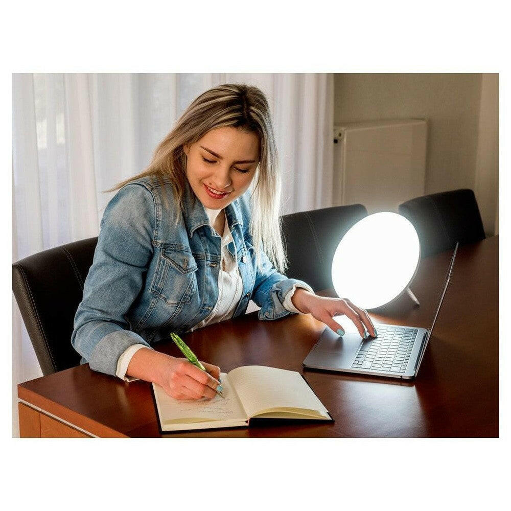 Medisana LT 500 daglichtlamp fel wit licht tijdens werk aan laptop