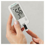 Hand houdt Medisana MediTouch 2 meter met bloeddruppel en maaltijdmarkering