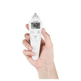 Microlife IR210 oorthermometer in hand met zichtbare knoppen en iconen