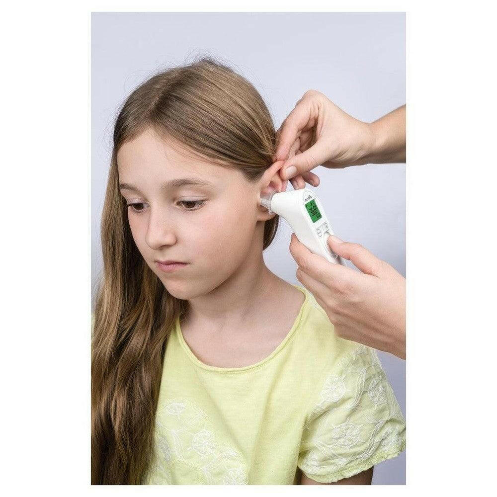 Microlife IR210 infrarood thermometer gemeten aan oor van meisje met display