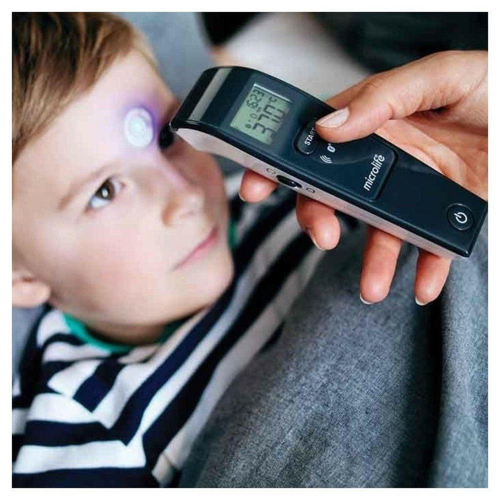 Microlife NC 150 BT contactloze voorhoofdthermometer in gebruik bij kind met Bluetooth-app