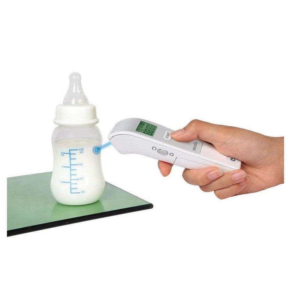 Contactloze koortsmeting babyfles met Microlife NC150 voorhoofdthermometer blauw licht