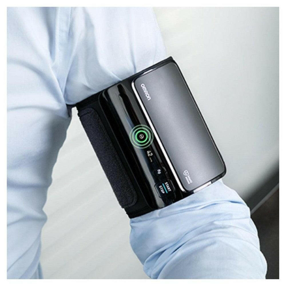Omron Evolv manchet strak om arm voor nauwkeurige meting
