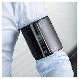 Omron Evolv manchet strak om arm voor nauwkeurige meting