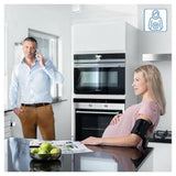 Zwanger vrouw meet bloeddruk met Omron Evolv bovenarm meter