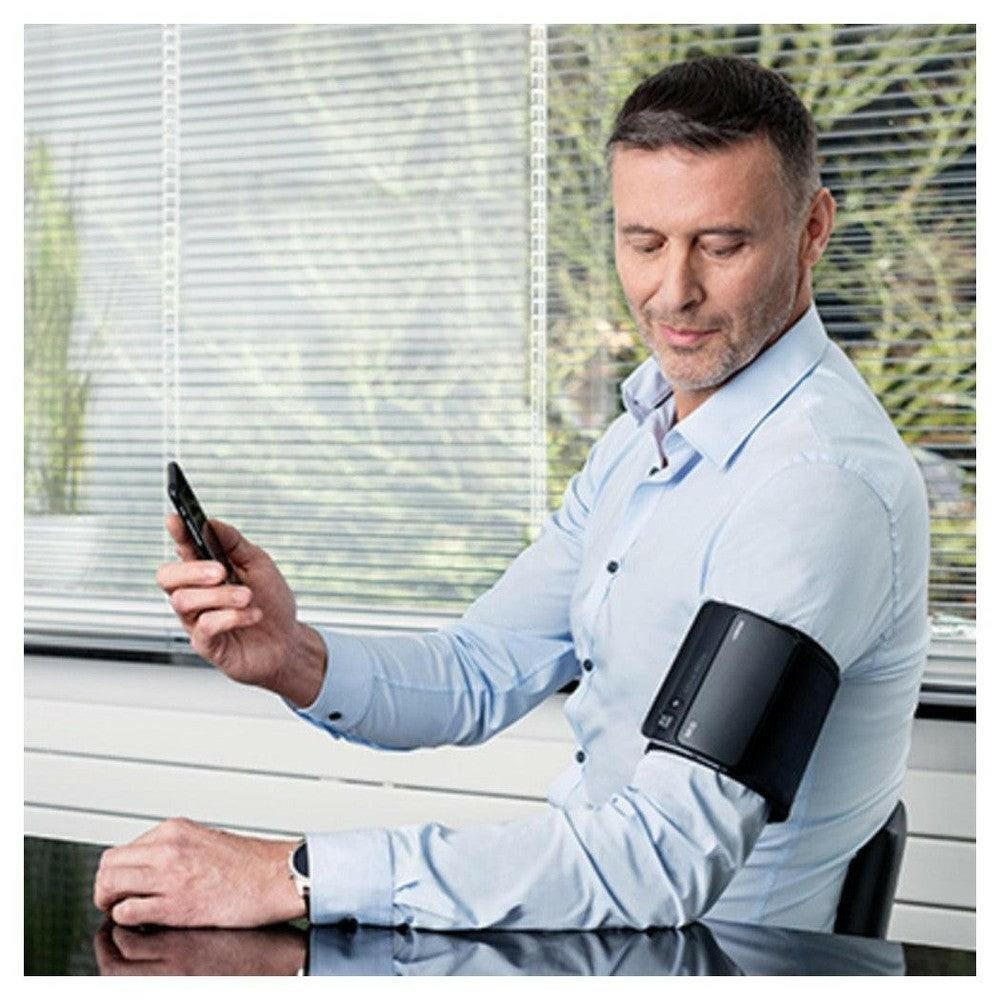 Man controleert bloeddruk via Omron Connect app