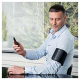 Man controleert bloeddruk via Omron Connect app
