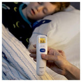 Hand houdt Omron Gentle Temp MC720 voorhoofdthermometer met meetresultaat