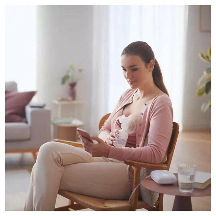 Vrouw gebruikt Philips Avent borstkolf thuis